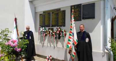 Márványtáblák az Aranyosegerbegyen elesett magyar hősök emlékére