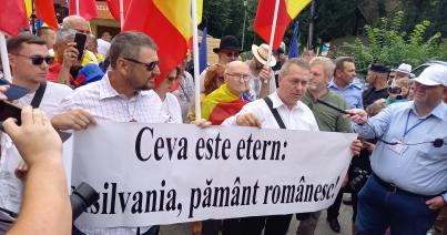 VIDEÓK – Román soviniszták és nacionalisták tüntetése Orbán Viktor tusványosi beszéde előtt