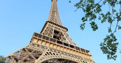 Bombariadó miatt evakuálni kellett az Eiffel-tornyot
