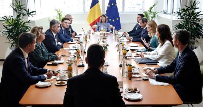 Ciolacu az ukrajnai háborúval magyarázta Brüsszelben, hogy országa nem tudja tartani a vállalt hiánycélt