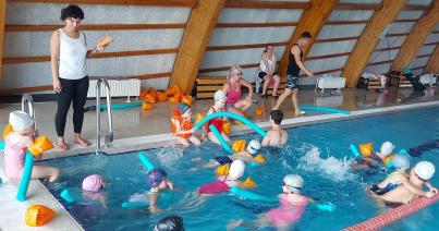 Hetedszerre szerveztek úszótábort a székelykocsárdi gyerekeknek