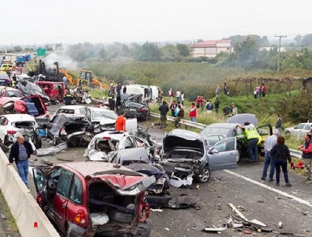 Több mint húsz autó ütközött össze a ködben a Napfény autópályán - 3 halott