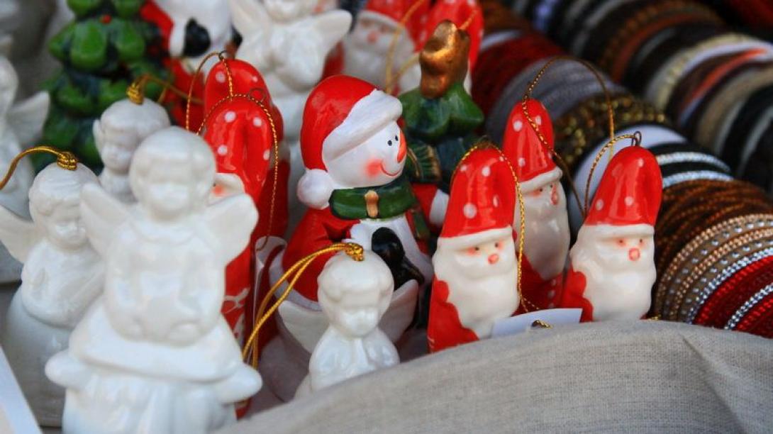 Karácsonyi vásár a Főtéren kalotaszegi varrottastól a bóvliig