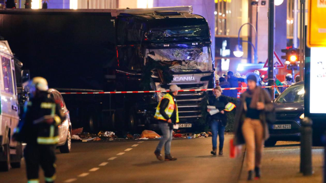 Tizenkét embert megölt egy sofőr egy berlini karácsonyi vásáron – Valószínűleg lelőtték a kamion lengyel sofőrjét (FOLYAMATOSAN FRISSÍTVE)