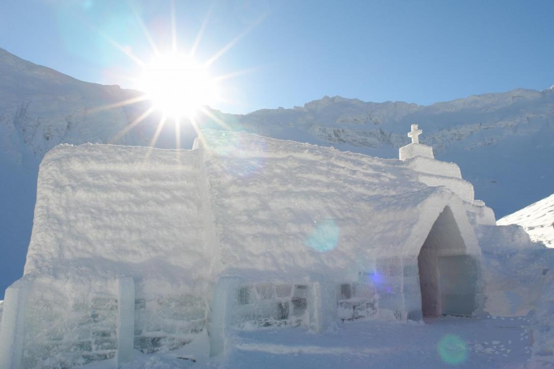 Megdőlt a hidegrekord Szeben megyében, de vannak turisták a jéghotelben