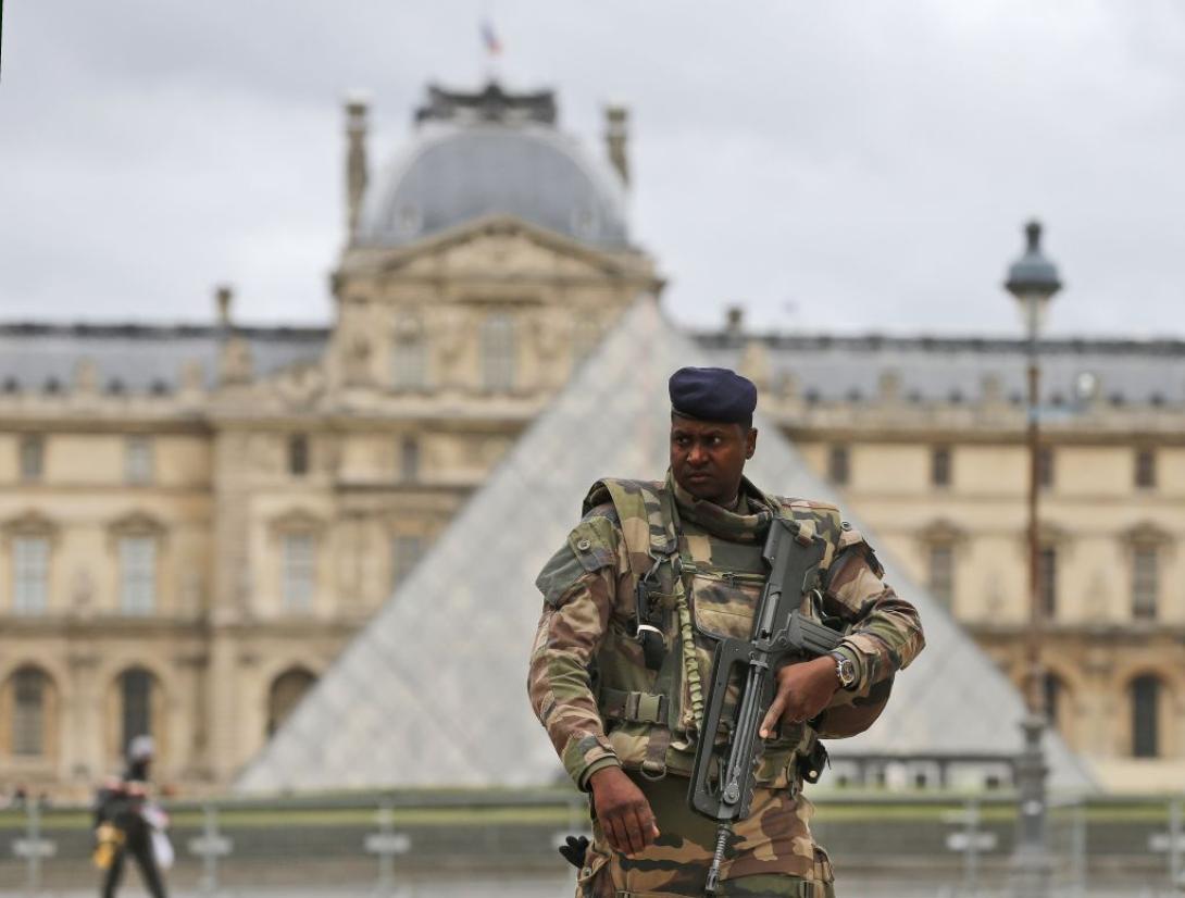 Francia kormányfő: terrorista jellegű támadás történt a Louvre-nál