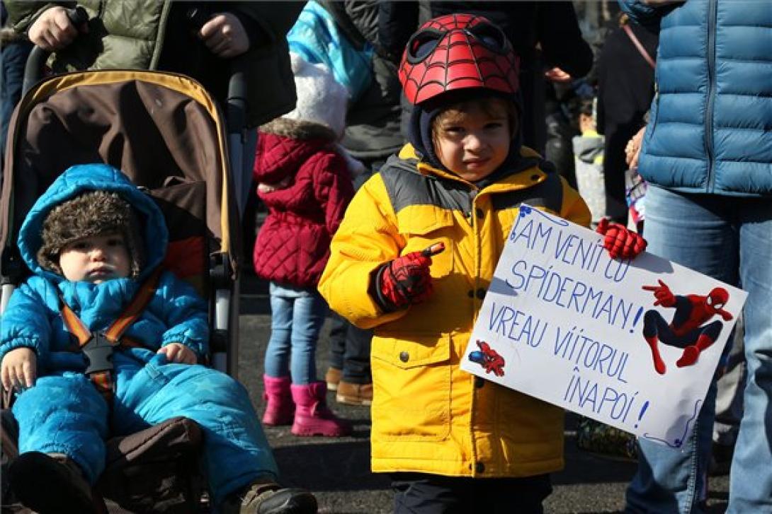 Btk.-módosítás – Gyerekeknek is szerveztek demonstrációt Bukarestben