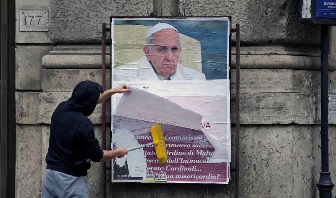 Nyomoznak az olasz hatóságok a Ferenc pápát támadó utcai plakátok miatt