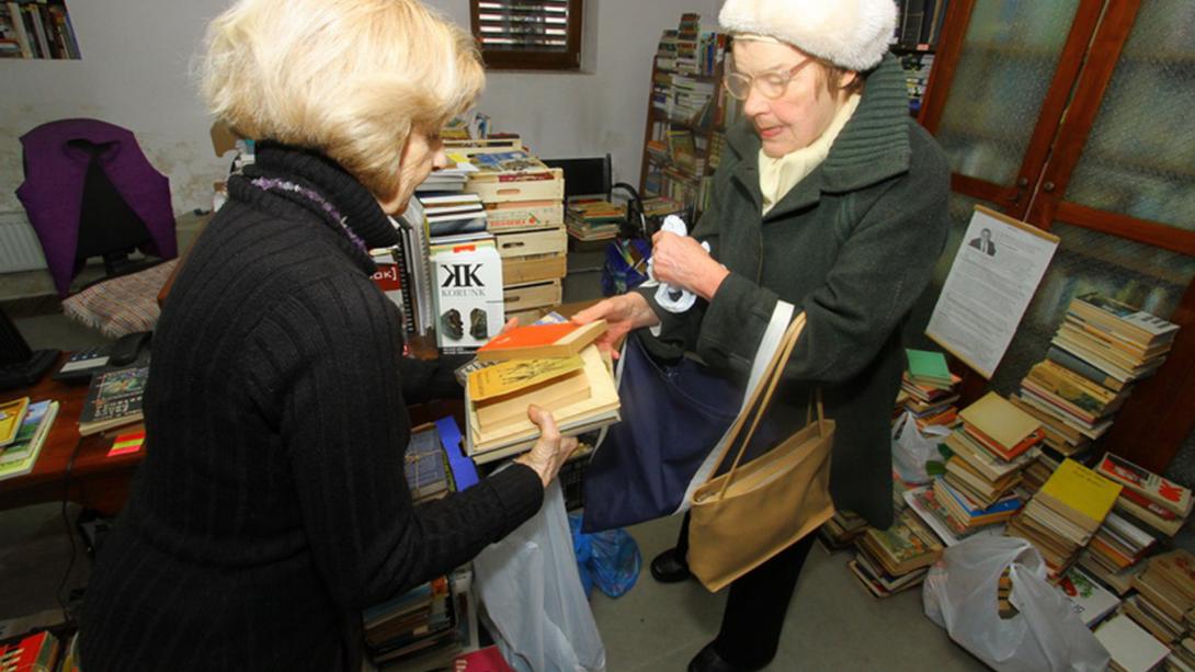Gyűlnek a könyvek Kommandónak:  százévesek és nyomdaszagúak