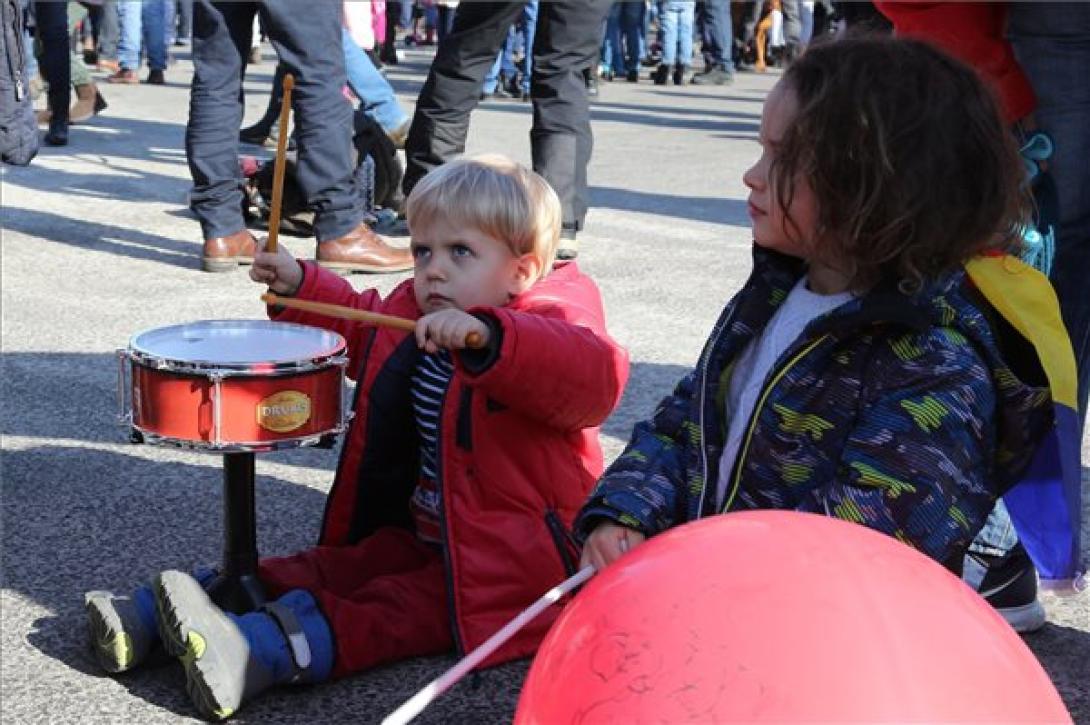 Újabb “gyermek-tüntetést” szerveznek Bukarestben – a szülők megbüntetésével fenyeget a miniszter