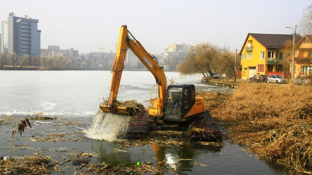 Harminc év után tisztítják a Györgyfalvi-tavat