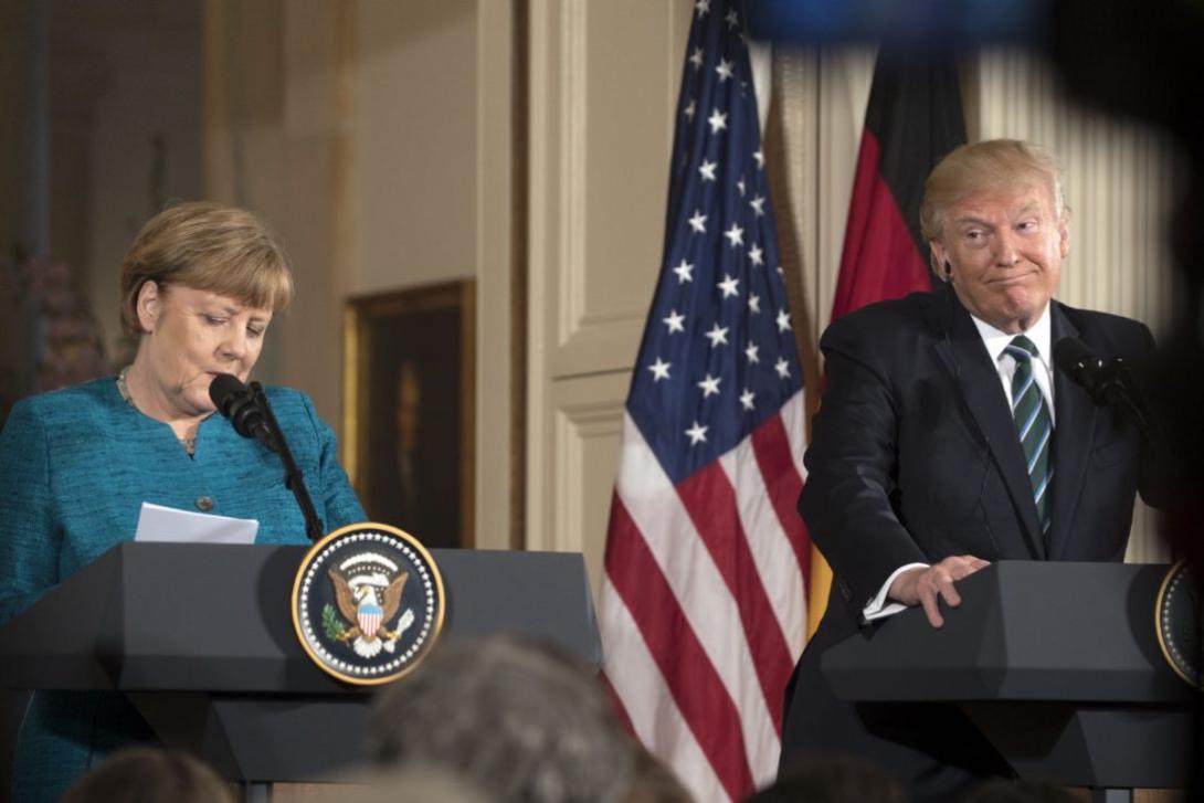 Trump Merkelnek: "mindkettőnket lehallgattak"
