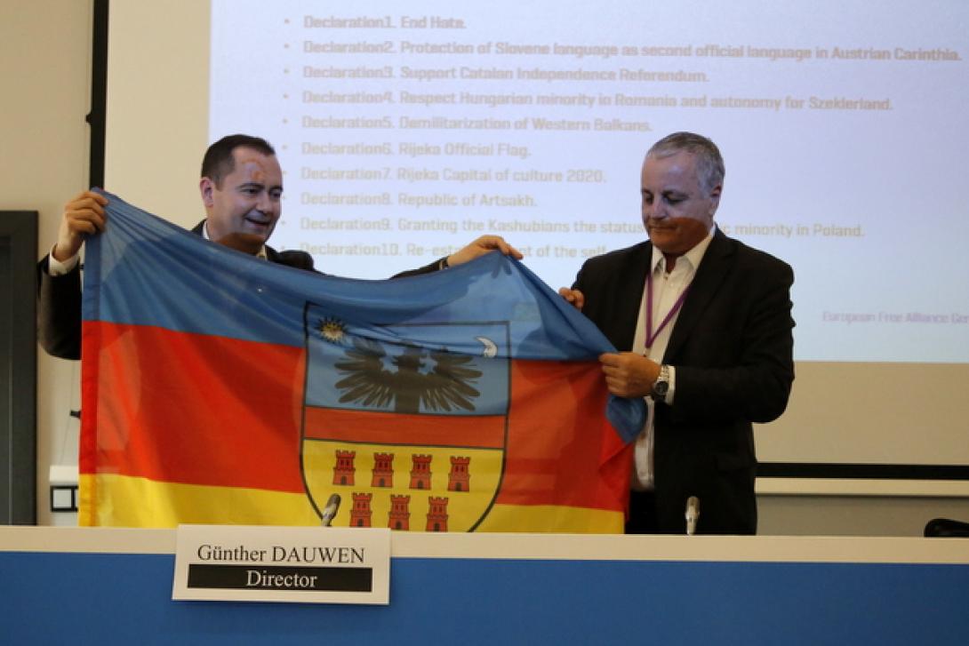 Szilágyi Zsolt Erdély-zászlót adományozott az EFA elnökének