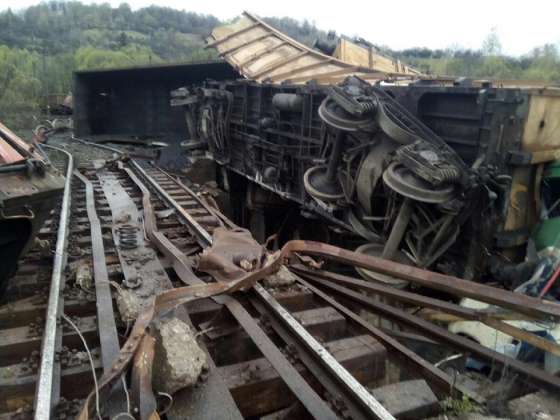 Hunyad megye: szakadékba zuhant egy tehervonat, két halott