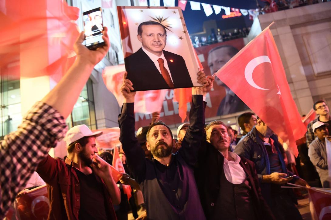 Török miniszterelnök: az igen szavazatok kerültek többségbe a népszavazáson