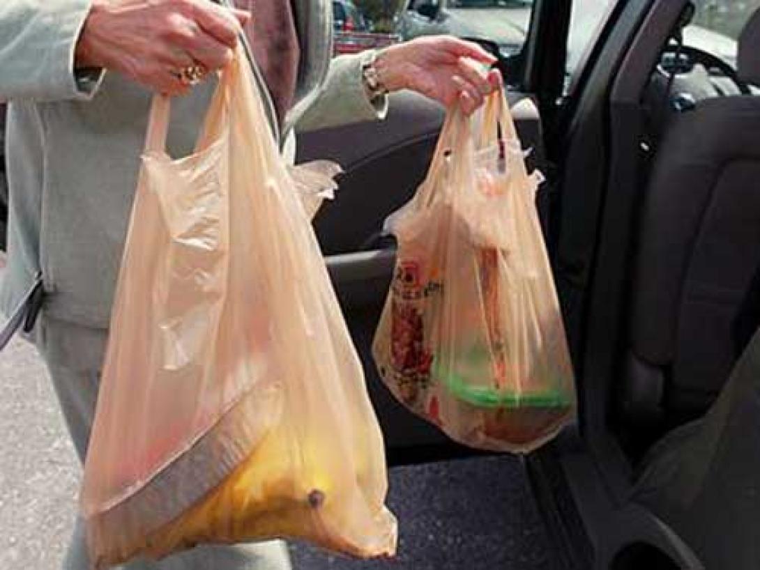 Felmérés: a romániaiak 74 százaléka többször használja a bevásárlózacskókat
