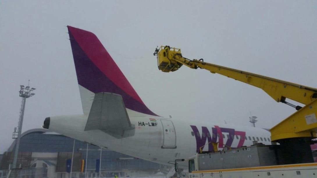 Kolozsvár: hét repülőjáratnak van késése a repülőkre lerakódott jégréteg miatt