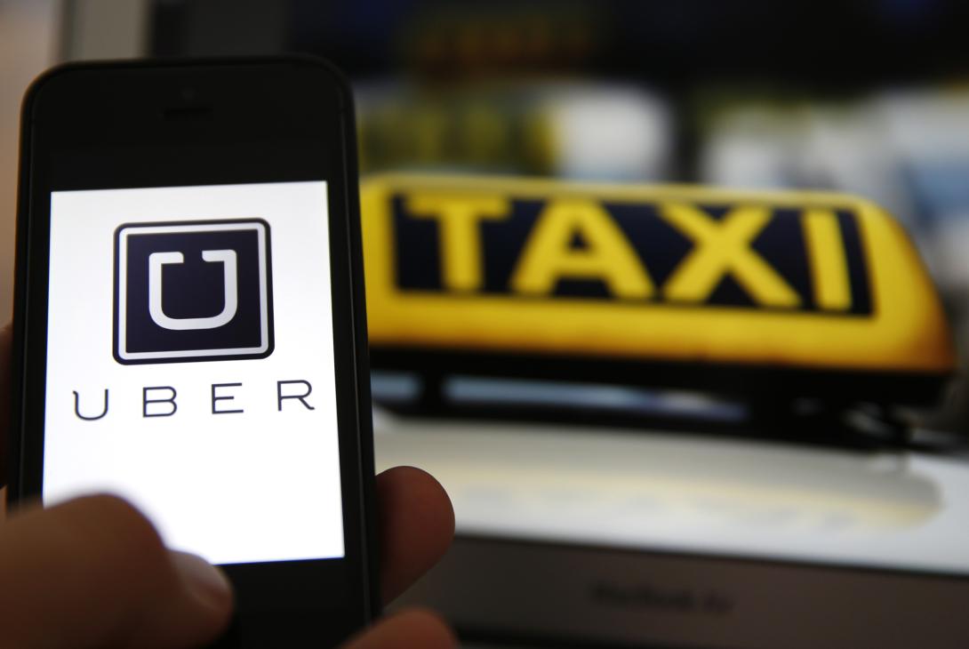 Taxisok tüntettek az Uber ellen a kormány előtt
