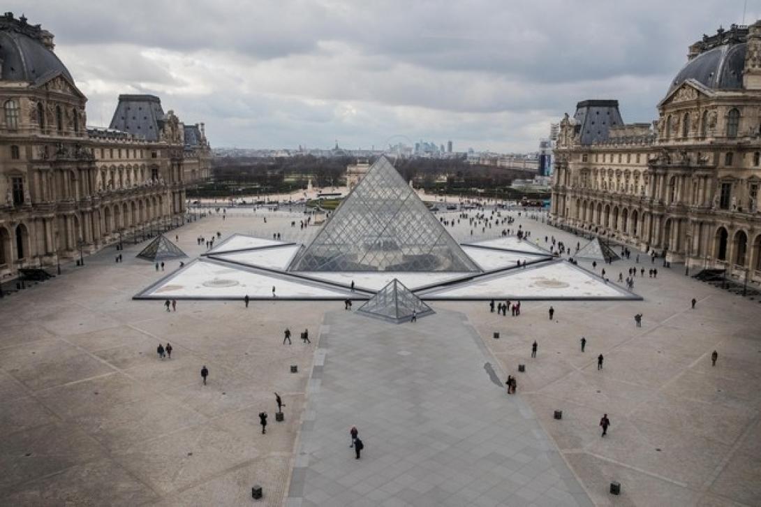 Kiürítették a Louvre előtti teret Párizsban egy biztonsági riasztás miatt