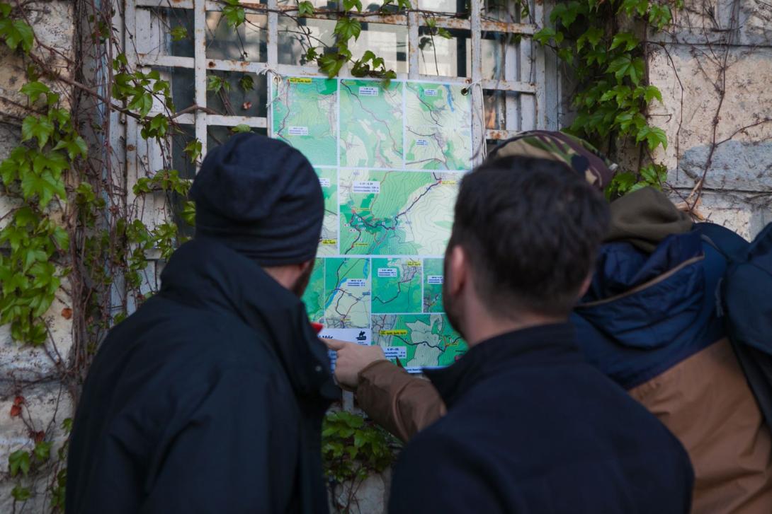 Apa a nagyokkal biciklin, anya a kicsikkel gyalog