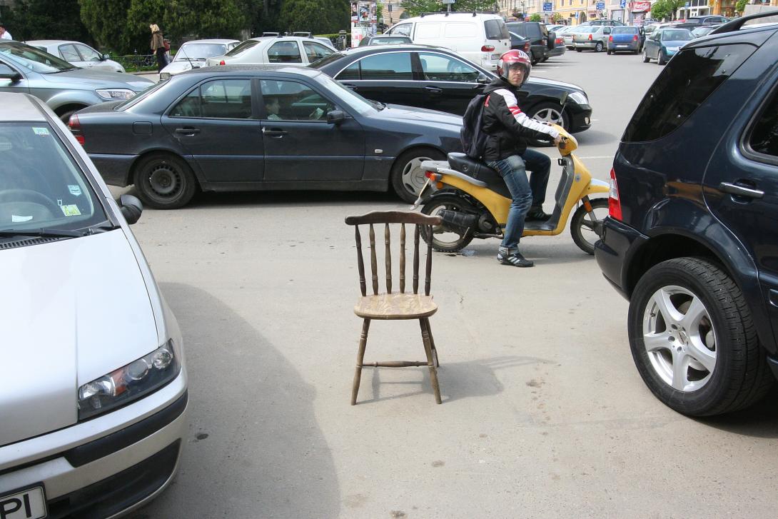 Szenzorokat helyeznek el az úttesten Kolozsváron, hogy könnyebben lehessen parkolóhelyet találni