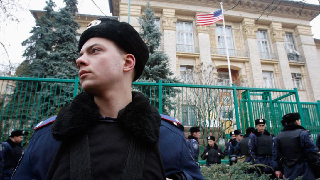 Robbanószerkezettel támadták meg a kijevi amerikai követséget