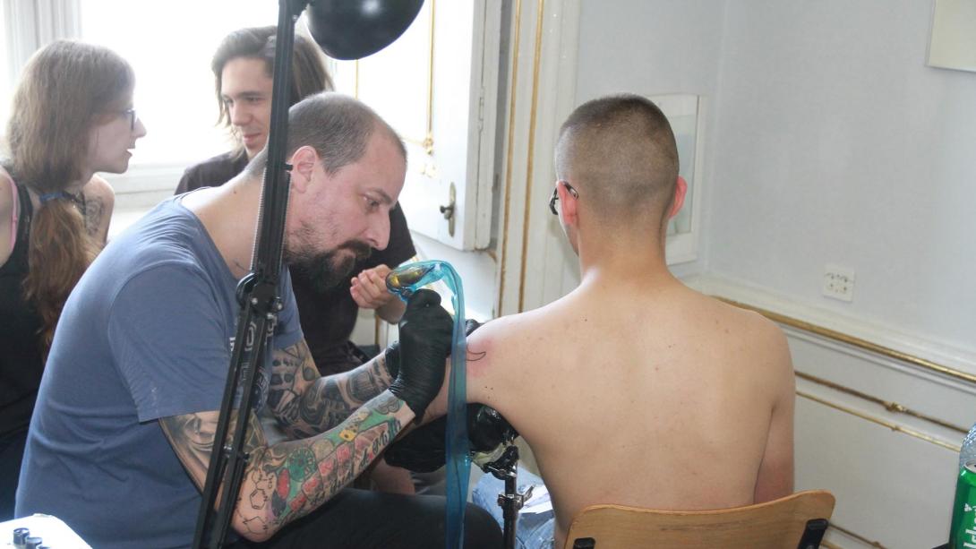 Tetoválóművészek lepték el a kolozsvári Bánffy-palotát