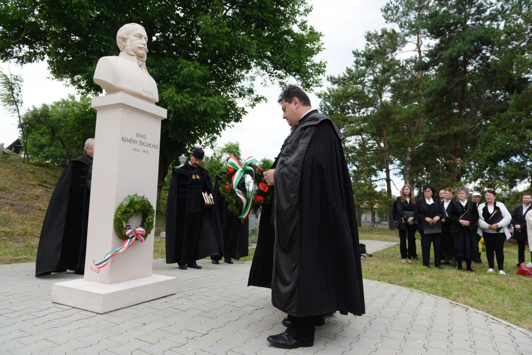 Új szobor, restaurált síremlékek őrzik a Kemény-család emlékét