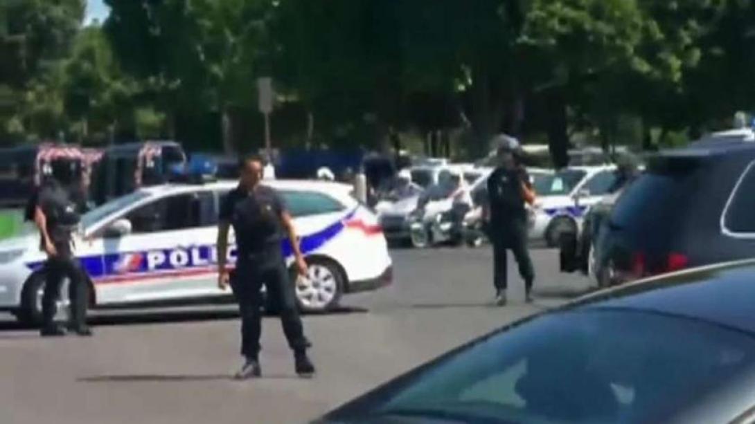 Rendőrségi furgonba rohant egy autó Párizsban