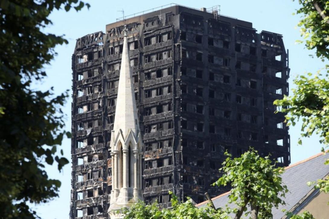 Londoni tűzvész - Több száz lakásból kiköltöztették a lakókat tűzbiztonsági aggályok miatt