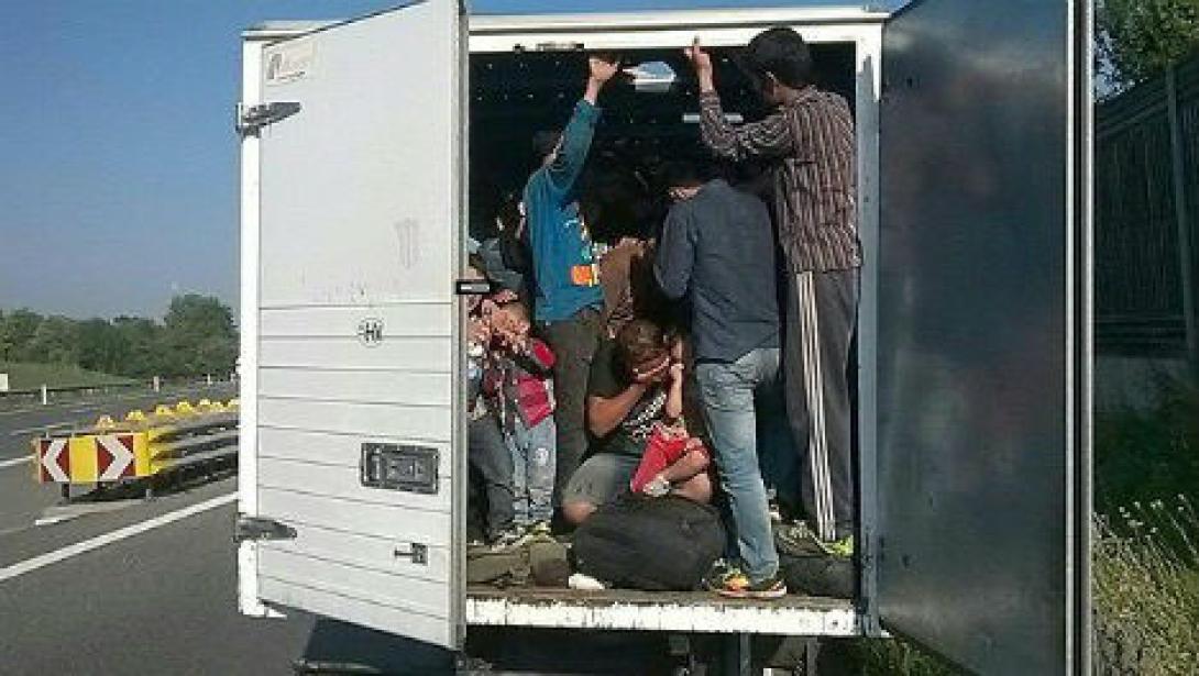 Kilencvenegy, iraki és szíriai migránst találtak egy kamionban Nagylaknál