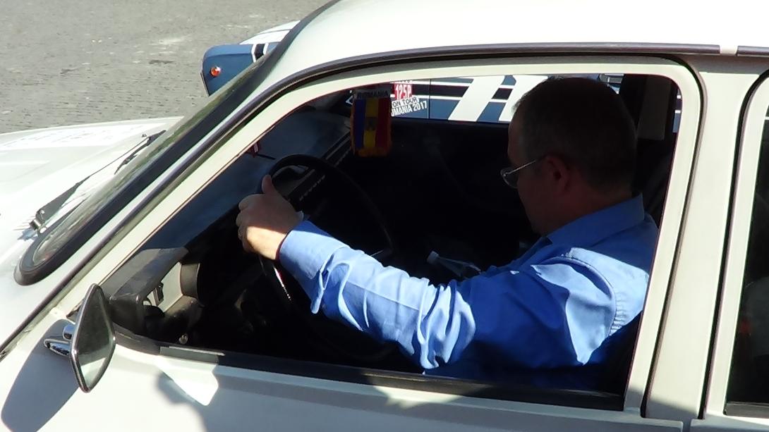 VIDEÓ - Bocnak sehogy sem sikerül elindítania a régi Dacia személygépkocsit
