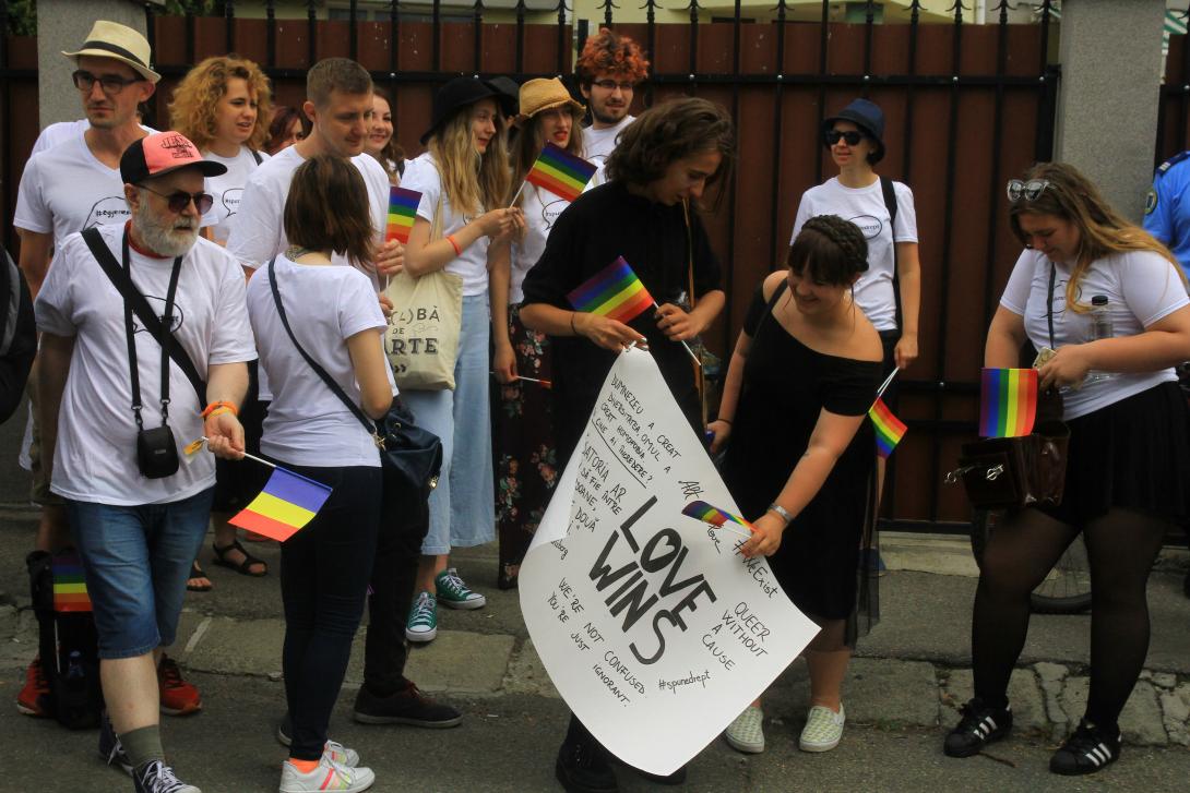 Első alkalommal meneteltek Erdélyben az LGBT közösség tagjai (VIDEÓRIPORTTAL)
