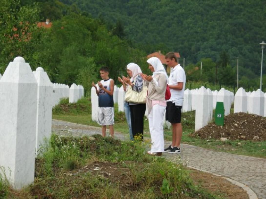 A bosnyák elnök a srebrenicai népirtás elismerésére szólította fel a szerbeket