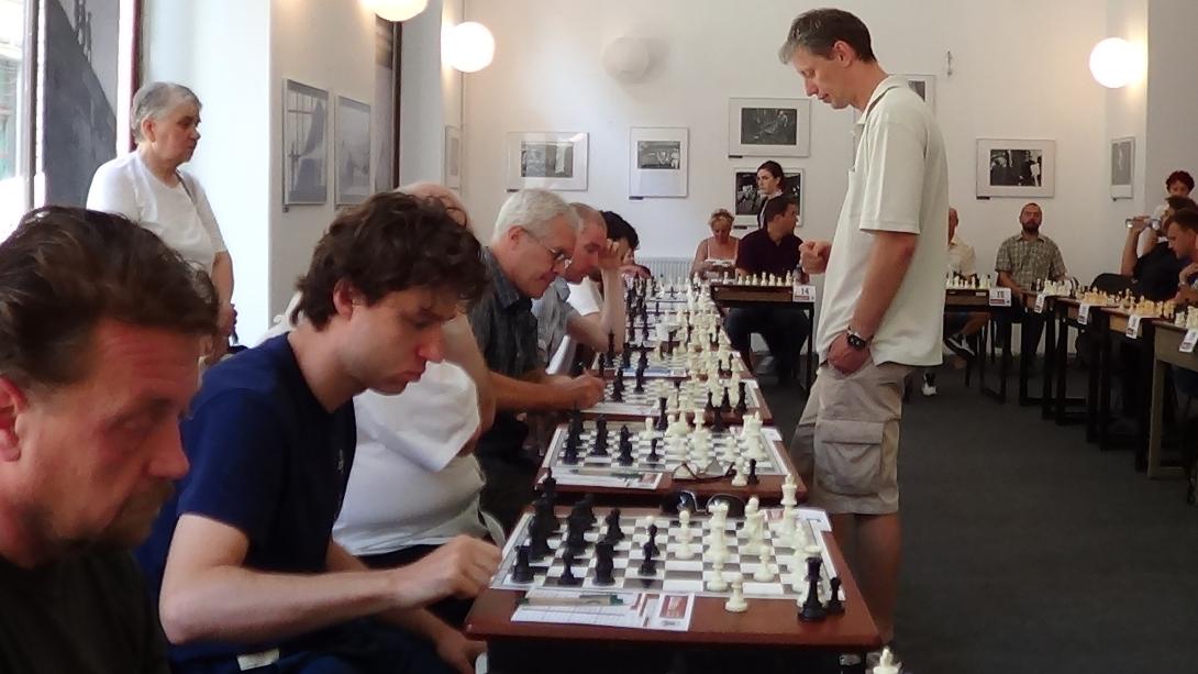 VIDEÓ - Egyetlen hölgy sem vállalta a sakkszimultánt
