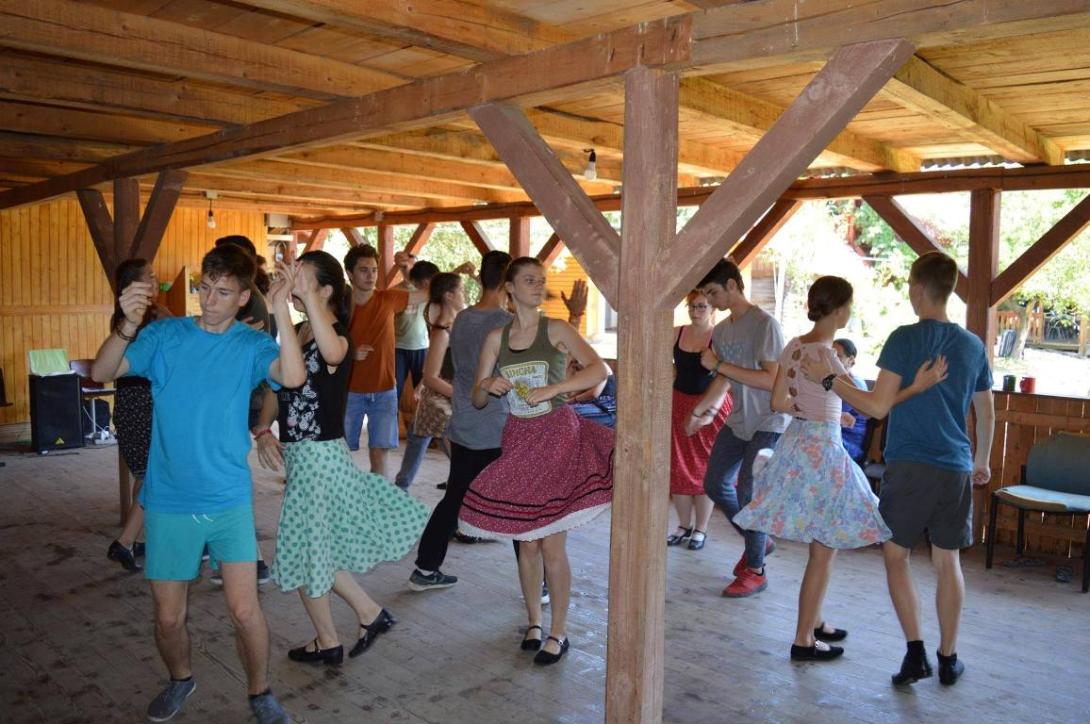 Nyári Téka-táborok: nyelvtanulás, tánc, kézművesség, művészet