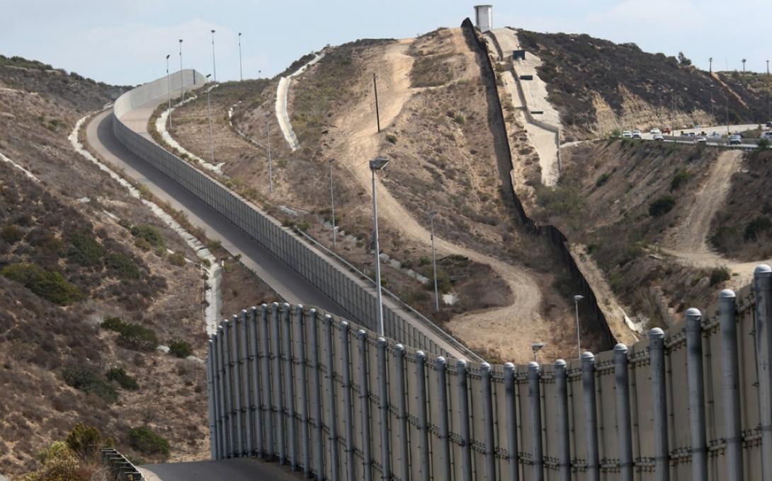Az amerikai kormány négy céget választott ki a mexikói határfal prototípusai elkészítésére