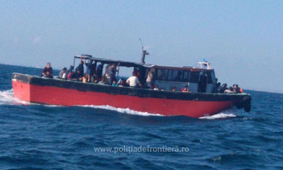 157 migráns, köztük 56 gyerek volt egy csónakban a Fekete-tengeren