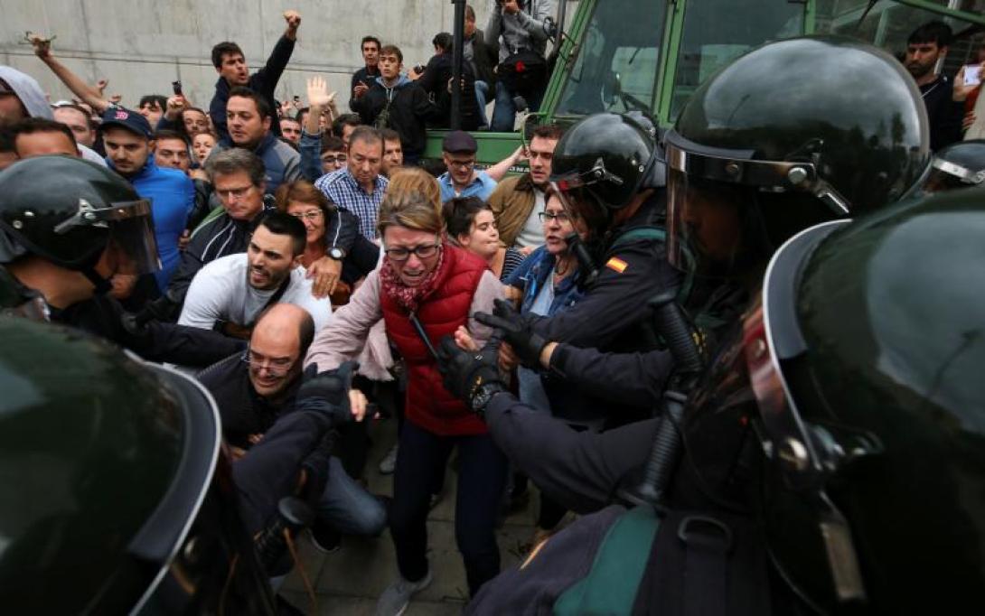 Katalán népszavazás - Rohamrendőrök zárták el a bejáratot több szavazóhelyiségnél