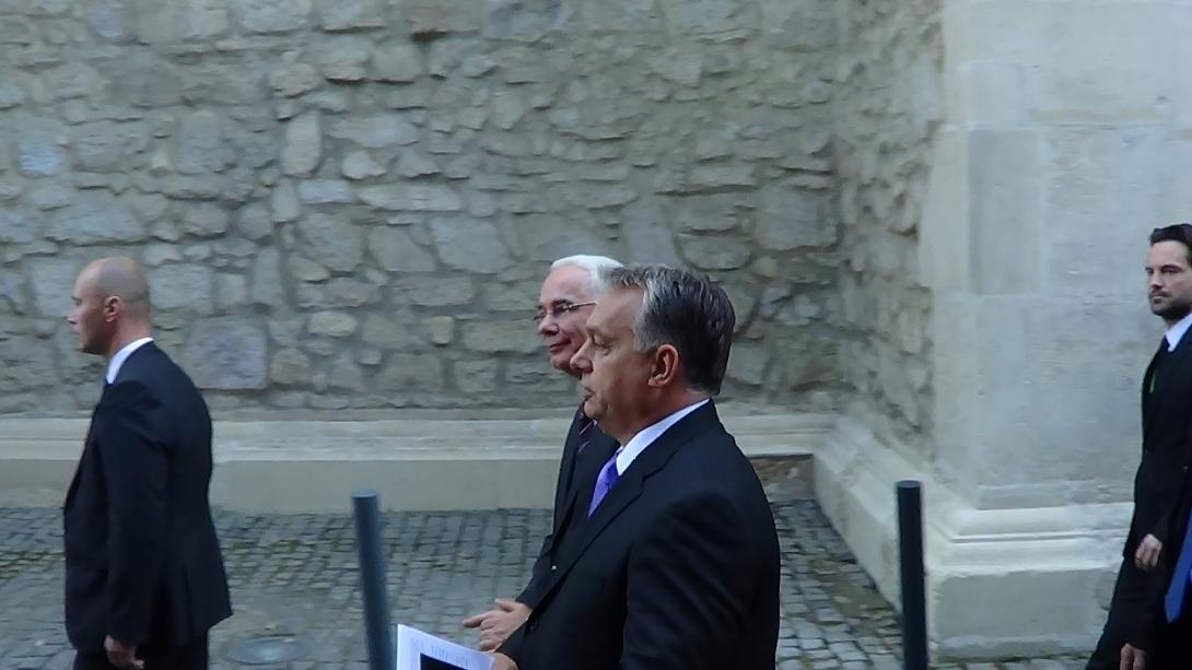 VIDEÓ - Orbán Viktor távozik a Farkas utcai templomból