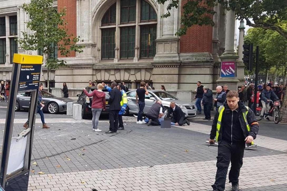 Autó hajtott gyalogosok közé Londonban, többen megsérültek (FEJLEMÉNNYEL)
