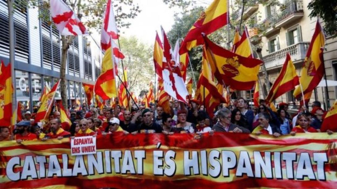 Katalán népszavazás – tüntetés Barcelonában az egységért