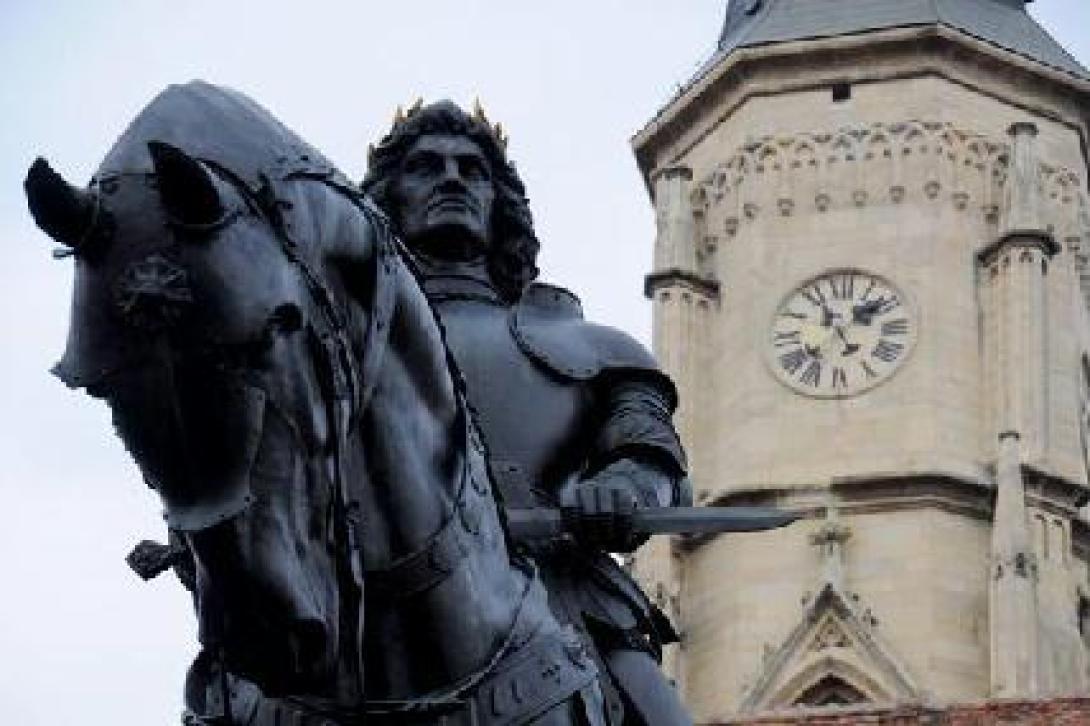 VIDEÓ - Ismét letörték a Mátyás-szoborcsoport egyik alakjának a sarkantyúját