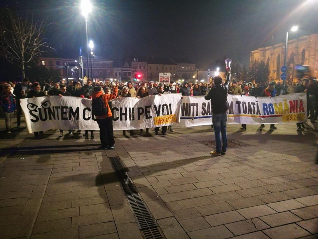 Több ezren tüntettek az országban és Kolozsváron