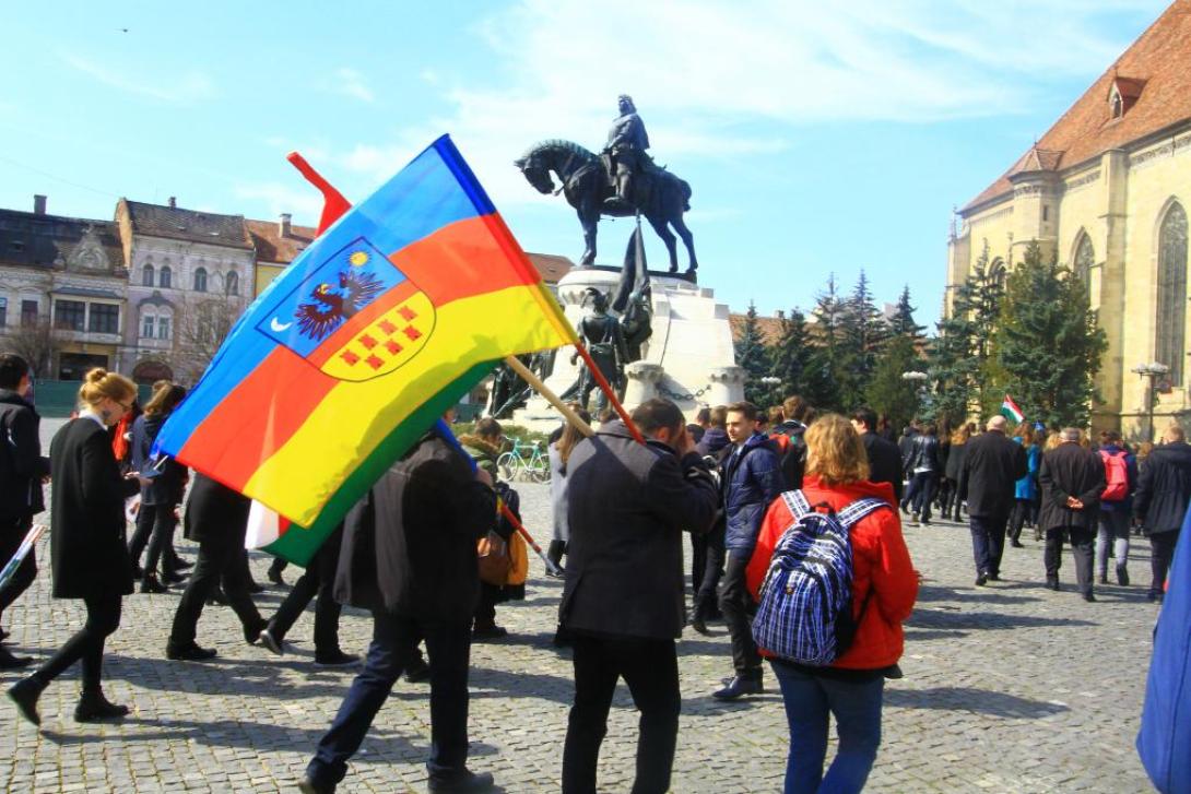 Az Erdély-zászló kolozsvári lobogtatásáért kirótt valamennyi bírságot érvénytelenítette a bíróság