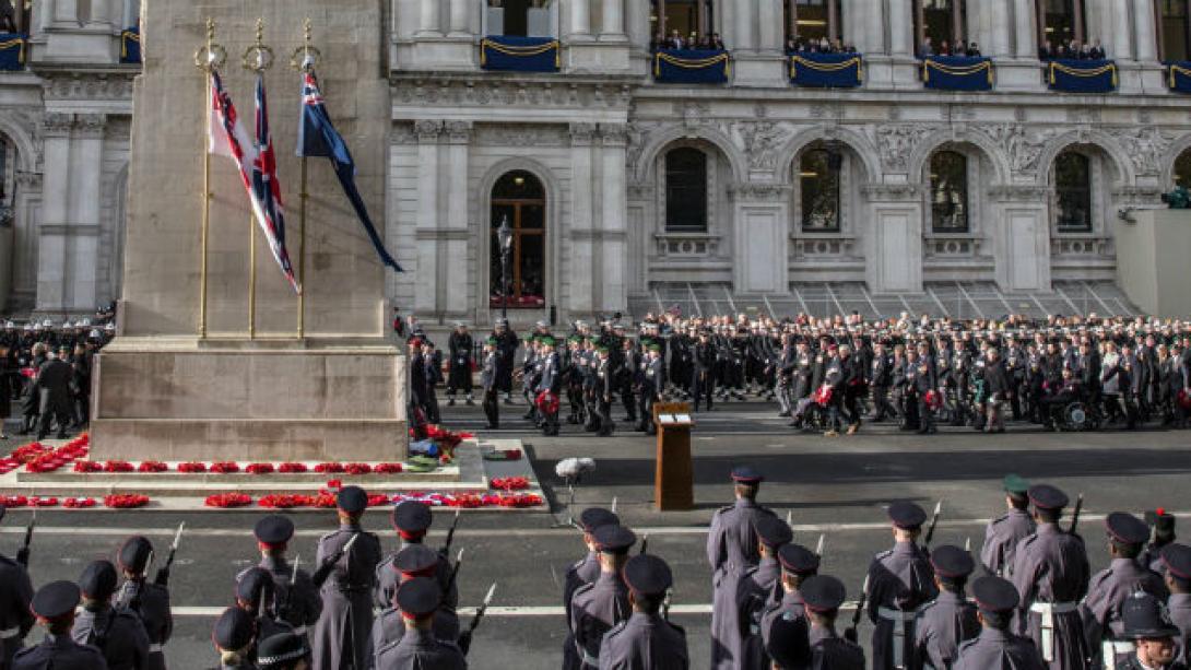 Megemlékeztek Londonban a brit háborús halottakról, a királynő már nem koszorúzott