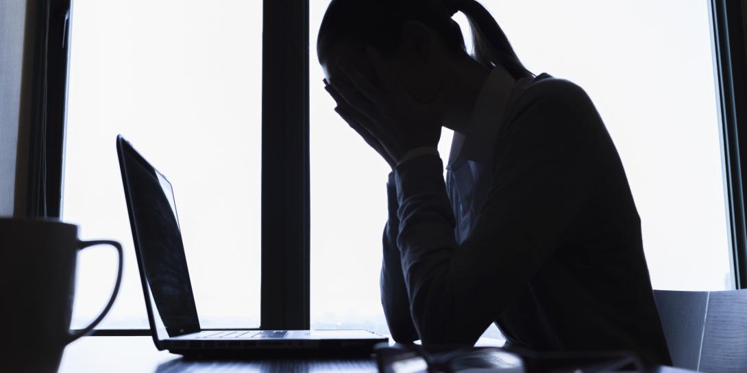 Stresszt, félelmet és pánikrohamot is átélhet az internetes zaklatás elszenvedője