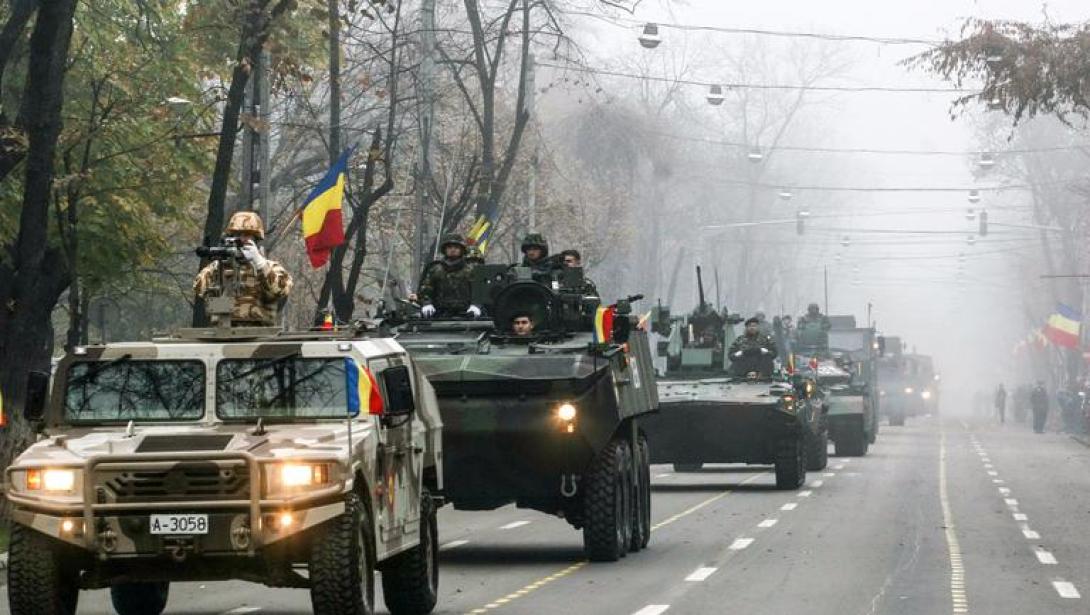Nagyszabású katonai parádé Bukarestben, a nemzeti ünnepen