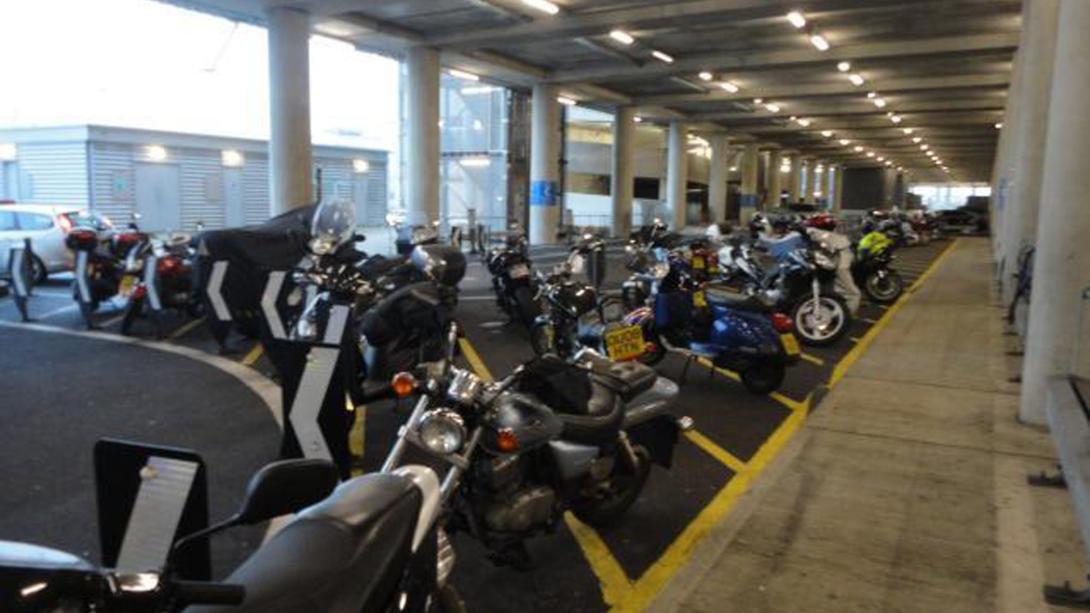 Parkolóhelyeket létesítenének  motorbicikliknek és robogóknak