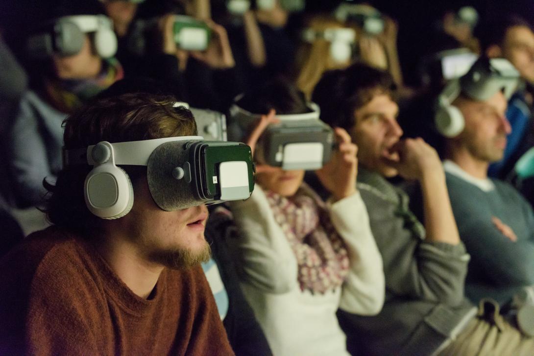 A virtuális valóságot és a színpadi látványt egyesítő előadás a kolozsvári színházban